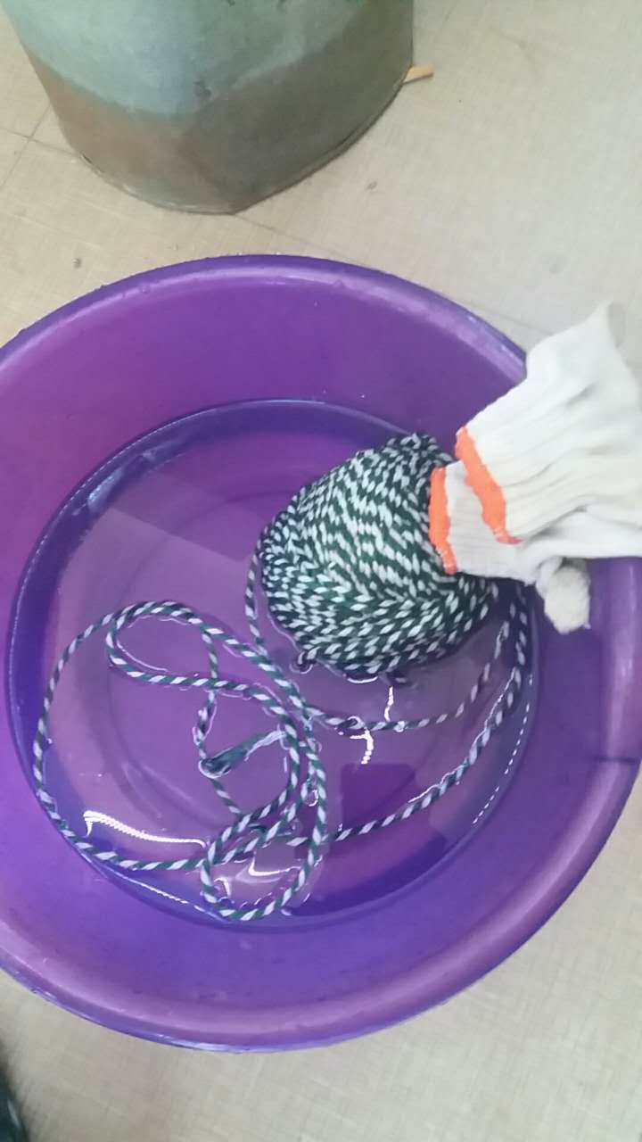 手被螃蟹夾住，如何使其快速松開。