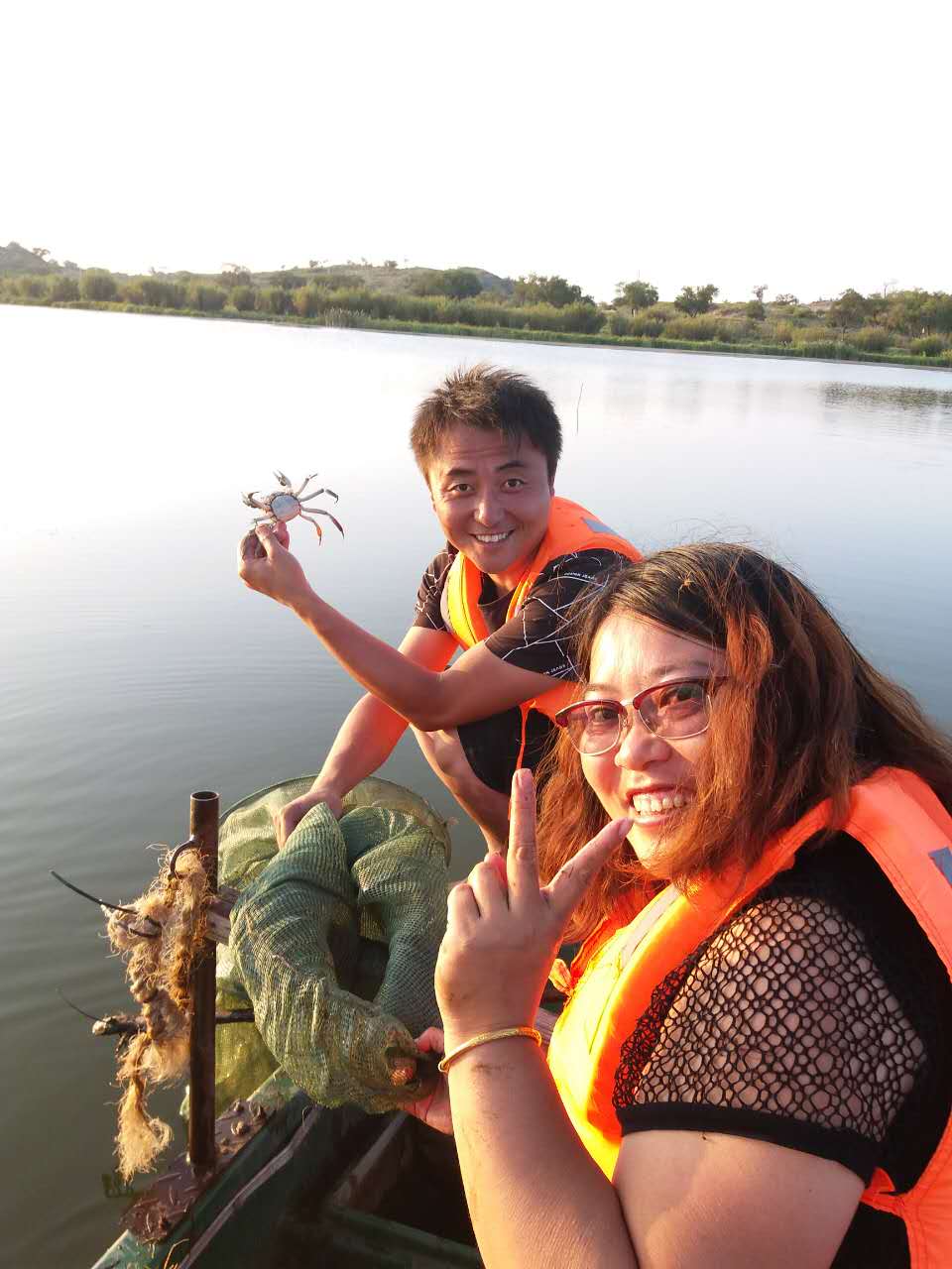 二力河蟹養(yǎng)殖場打撈螃蟹圖片